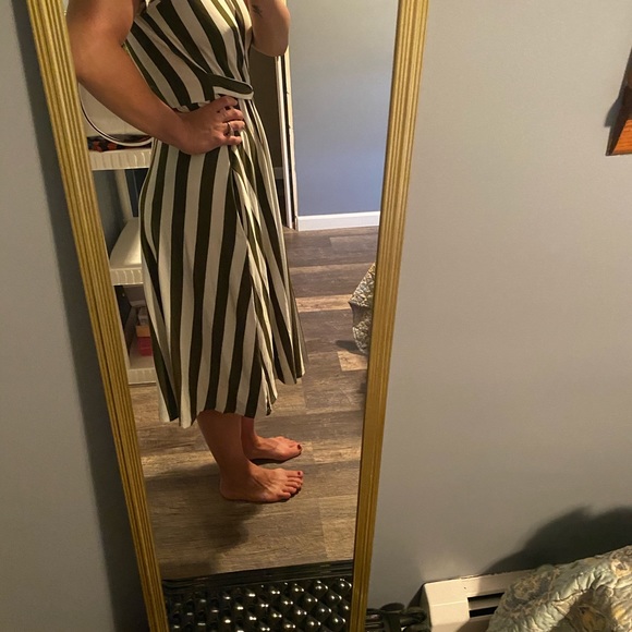 Green and white striped dress 👗 - Picture 2 of 4